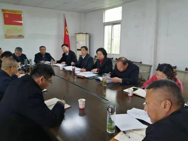 不銹鋼雕塑與石材雕塑的差異和適用場景分析