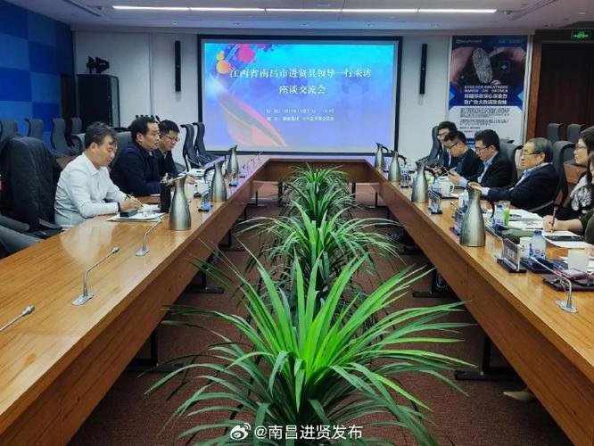 如何選擇適合戶外環境的玻璃鋼雕塑材料