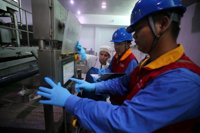 不銹鋼雕塑與塑料雕塑的對比及市場需求分析