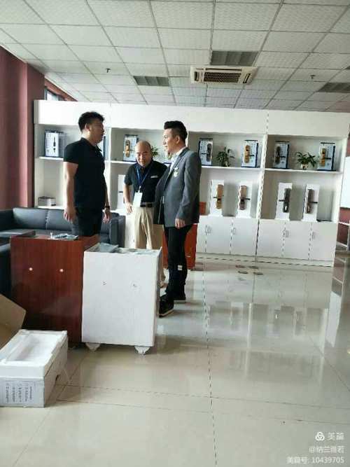 玻璃鋼雕塑在商業空間中如何打造獨特的視覺吸引力