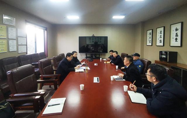 如何根據場地要求定制玻璃鋼雕塑尺寸與造型
